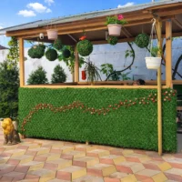 Декоративна зелена огорожа на терасі приватного будинку