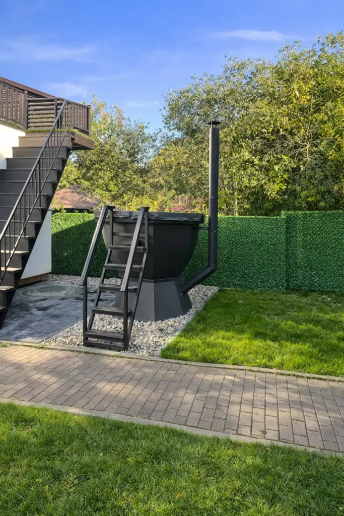 Монтаж декоративної зеленої огорожі зі штучної хвої 1,5 м на металевому каркасі