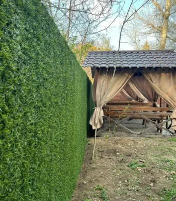 Декоративний зелений паркан із штучної трави на сітці висотою 1,6 м для огорожі двору
