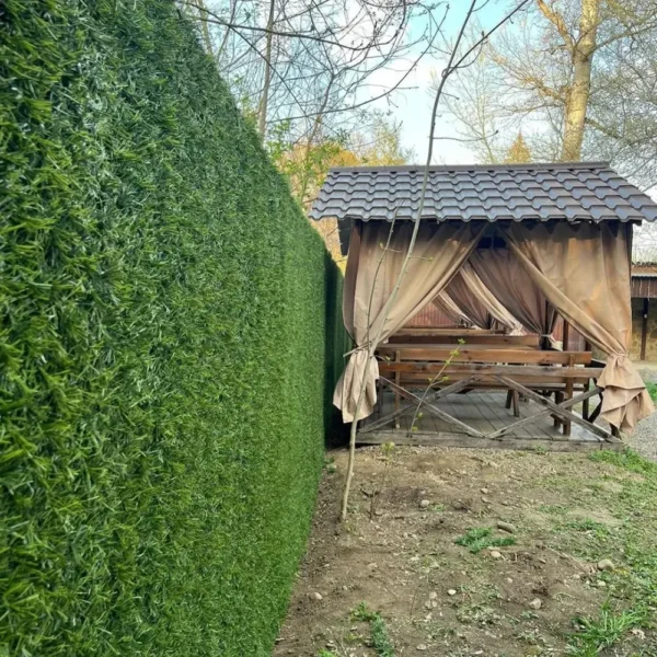 Декоративний зелений паркан із штучної трави на сітці висотою 1,6 м для огорожі двору