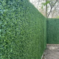 Декоративний зелений паркан із штучної трави на сітці висотою 1,7 м для огорожі дачі