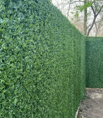 Декоративний зелений паркан із штучної трави на сітці висотою 1,7 м для огорожі дачі