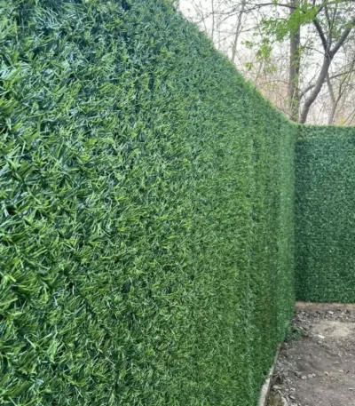 Декоративний зелений паркан із штучної трави на сітці висотою 1,7 м для огорожі дачі