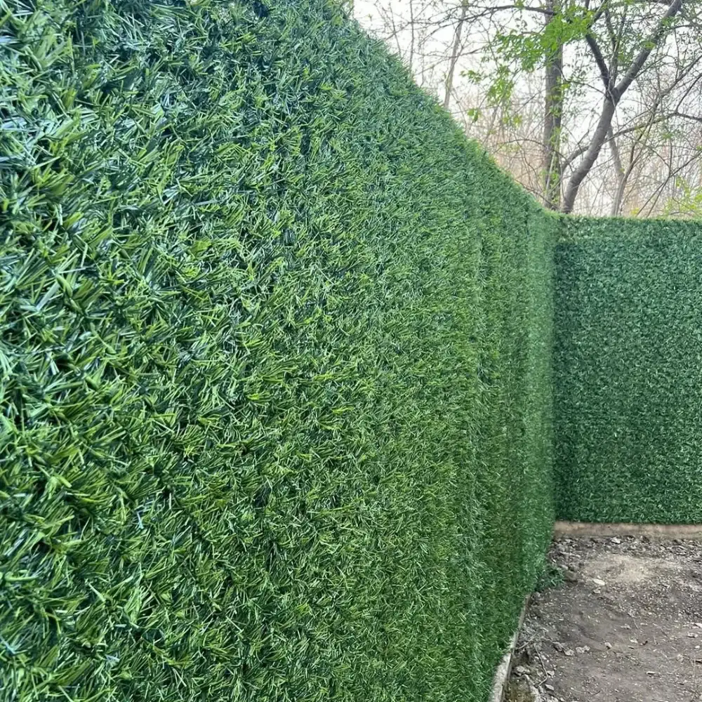 Декоративний зелений паркан із штучної трави на сітці висотою 1,7 м для огорожі дачі