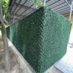 Декоративний зелений паркан із штучної трави на сітці висотою 1,8 м для огорожі двору