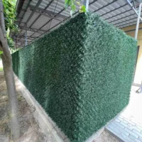 Декоративний зелений паркан із штучної трави на сітці висотою 1,8 м для огорожі двору