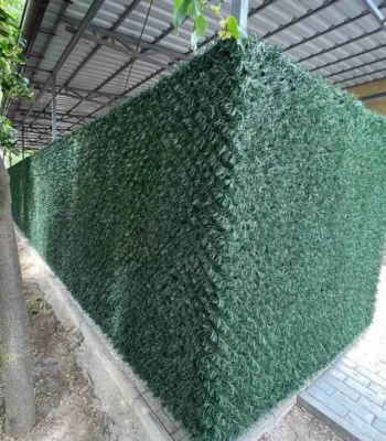 Декоративний зелений паркан із штучної трави на сітці висотою 1,8 м для огорожі двору