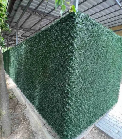 Декоративний зелений паркан із штучної трави на сітці висотою 1,8 м для огорожі двору