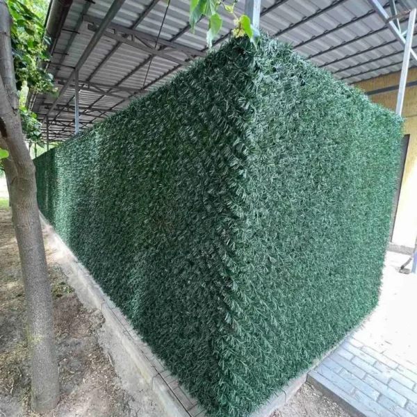Декоративний зелений паркан із штучної трави на сітці висотою 1,8 м для огорожі двору