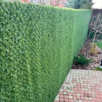 Декоративний зелений паркан із штучної трави на сітці висотою 1,9 м жива огорожа