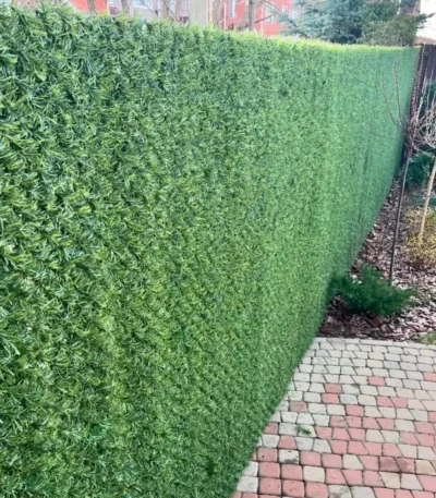 Декоративний зелений паркан із штучної трави на сітці висотою 1,9 м жива огорожа