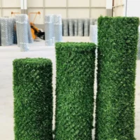Декоративний зелений паркан із штучної трави на сітці висотою 2 м для огорожі території