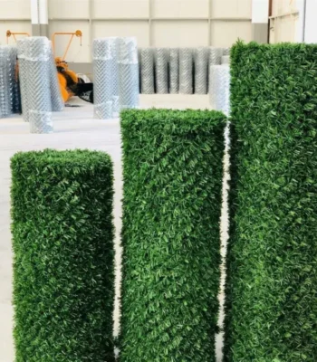 Декоративний зелений паркан із штучної трави на сітці висотою 2 м для огорожі території