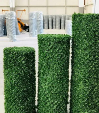 Декоративний зелений паркан із штучної трави на сітці висотою 2 м для огорожі території