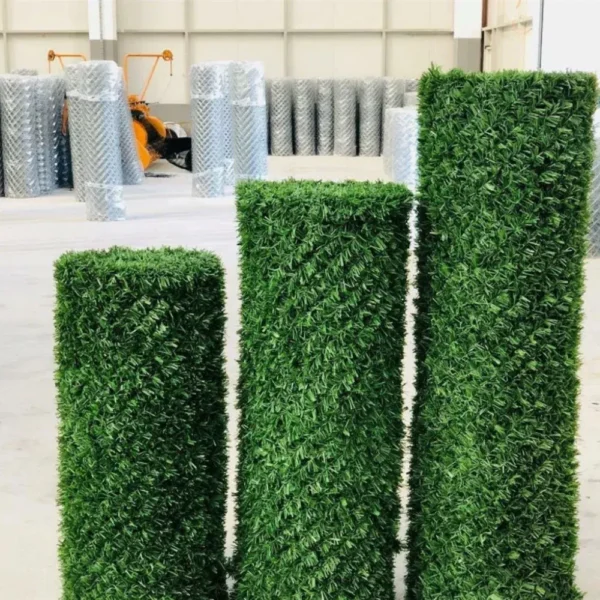 Декоративний зелений паркан із штучної трави на сітці висотою 2 м для огорожі території