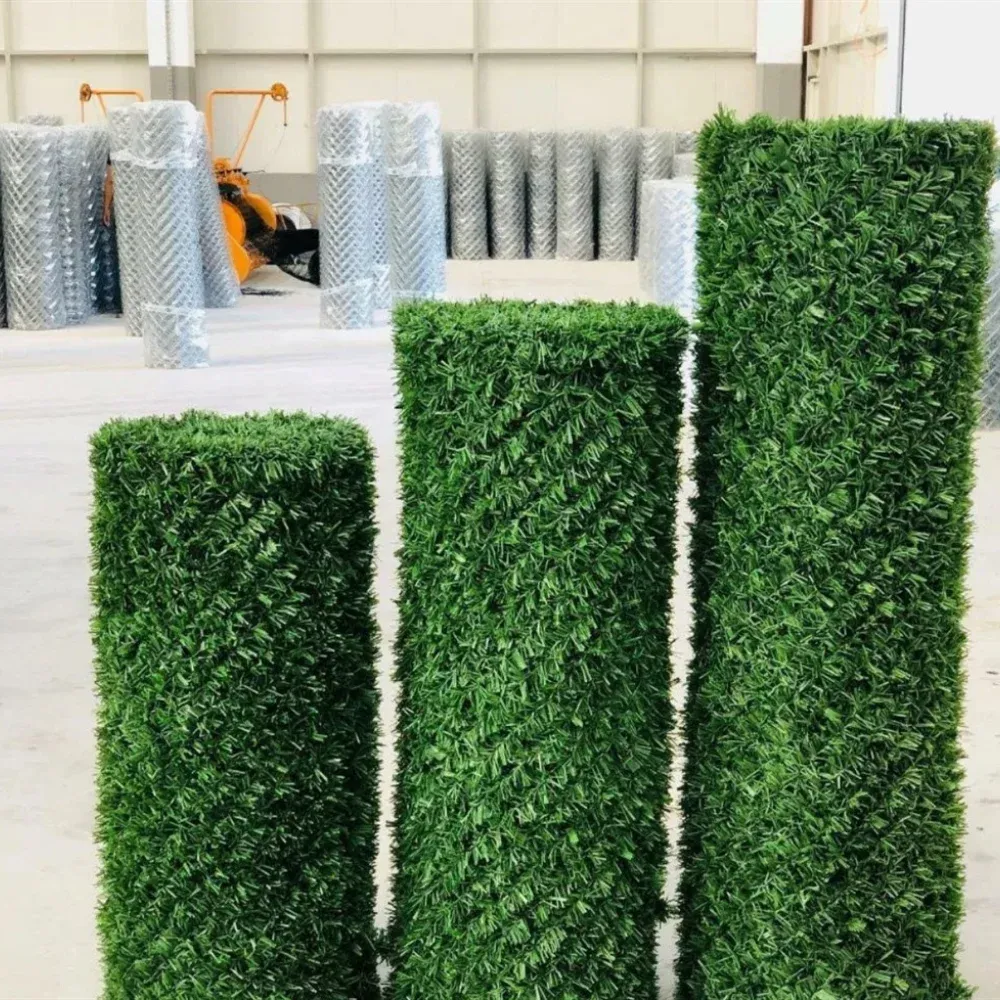 Декоративний зелений паркан із штучної трави на сітці висотою 2 м для огорожі території