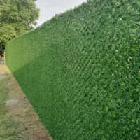 Монтаж зеленого декоративного паркану