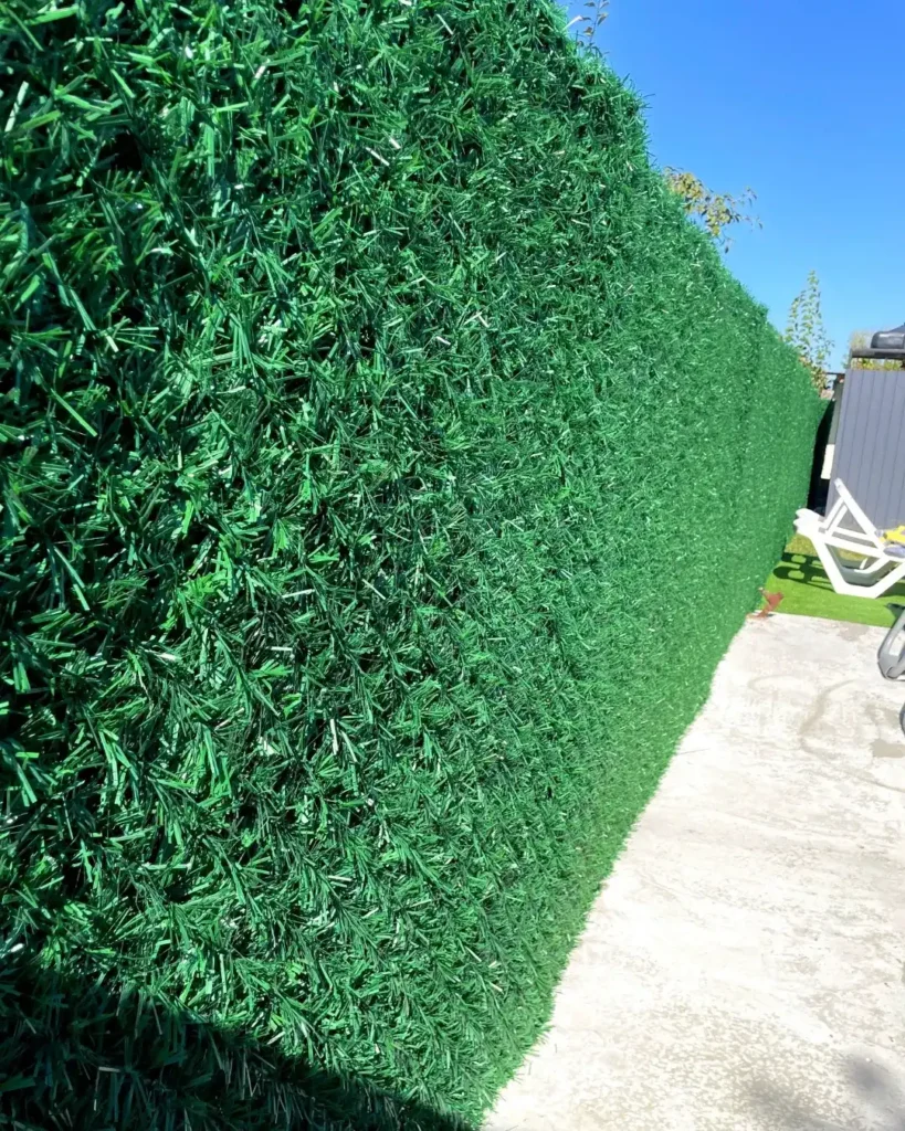 Світло зелений декоративний паркан із штучної хвої на сітці рабиця