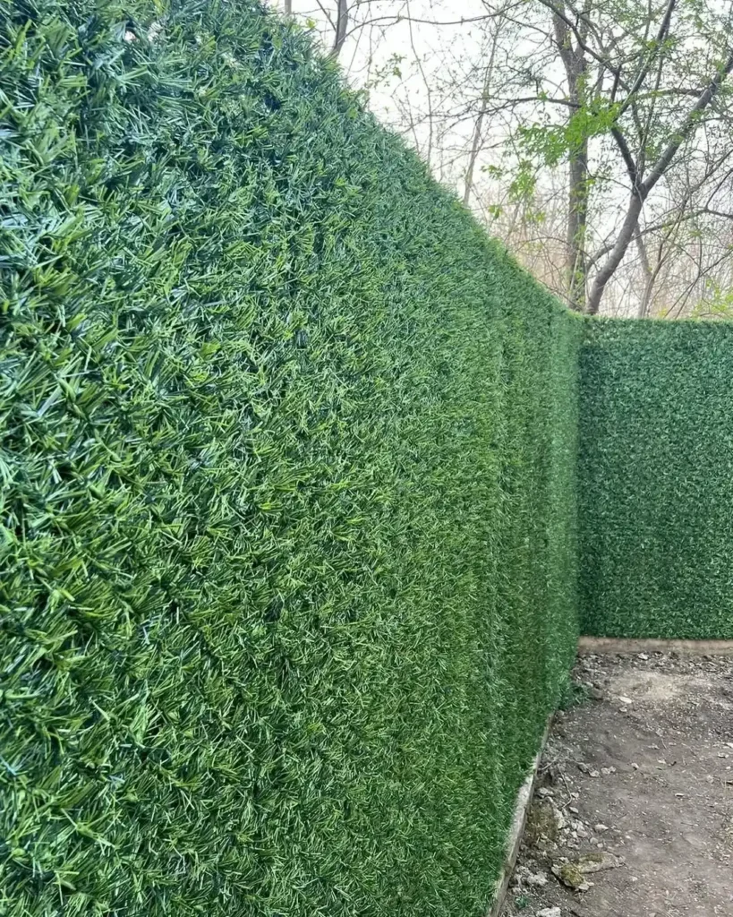 Світло зелений декоративний паркан із штучної хвої біля альтанки