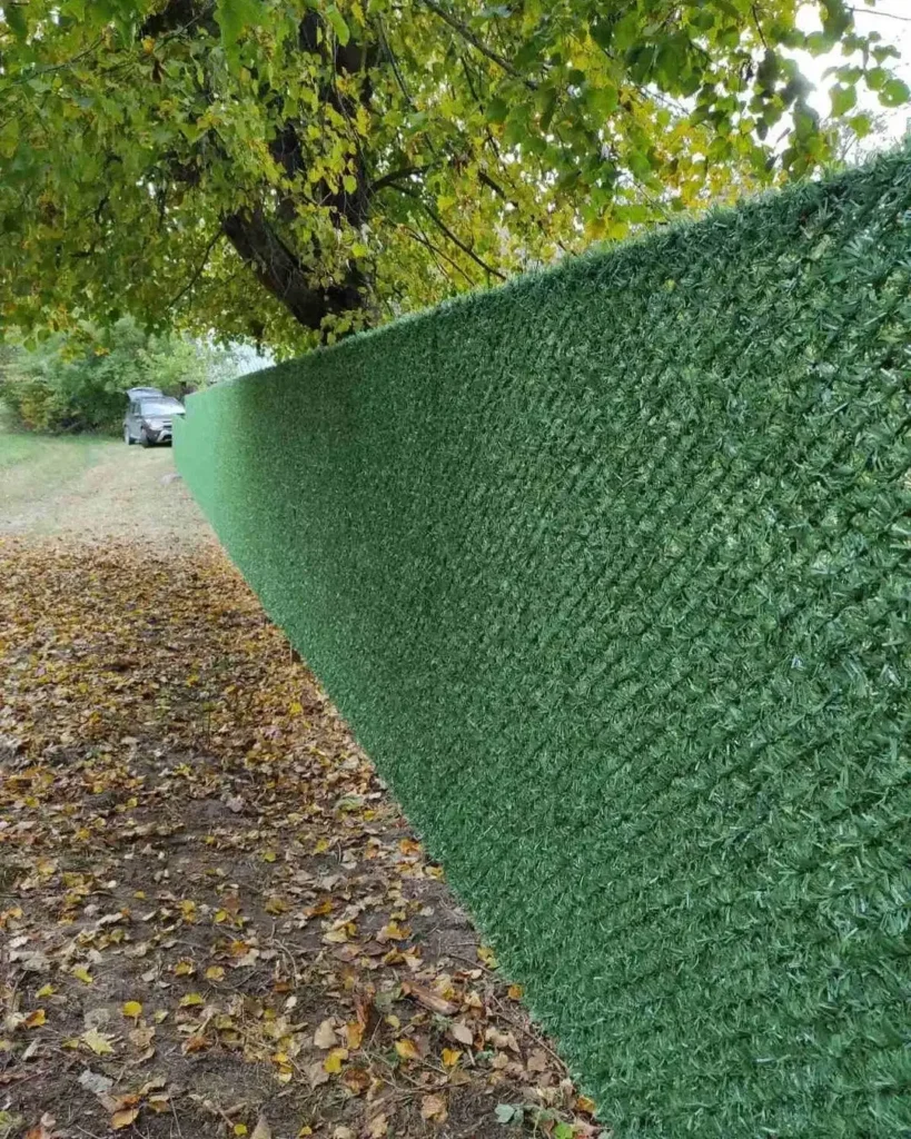 Світло зелений декоративний паркан із штучної хвої біля альтанки