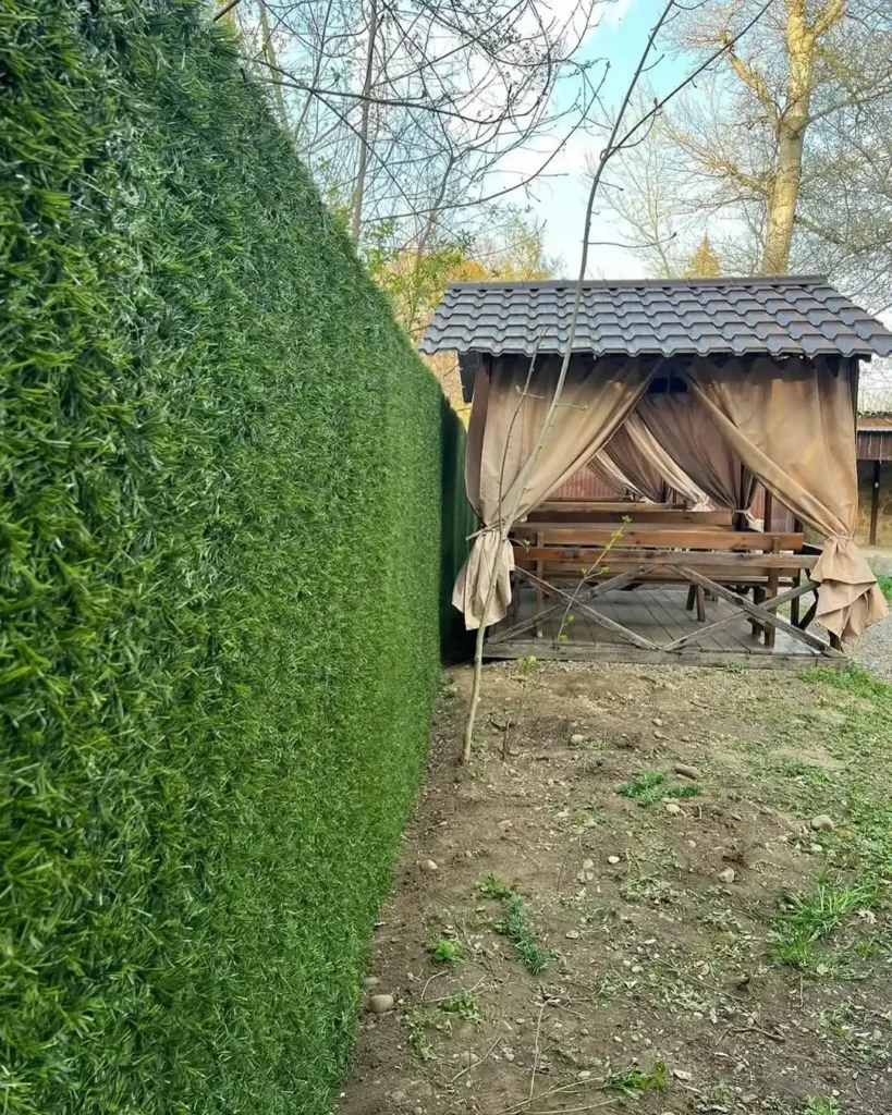 Світло зелений паркан зі штучної трави на металевій сітці рабиця