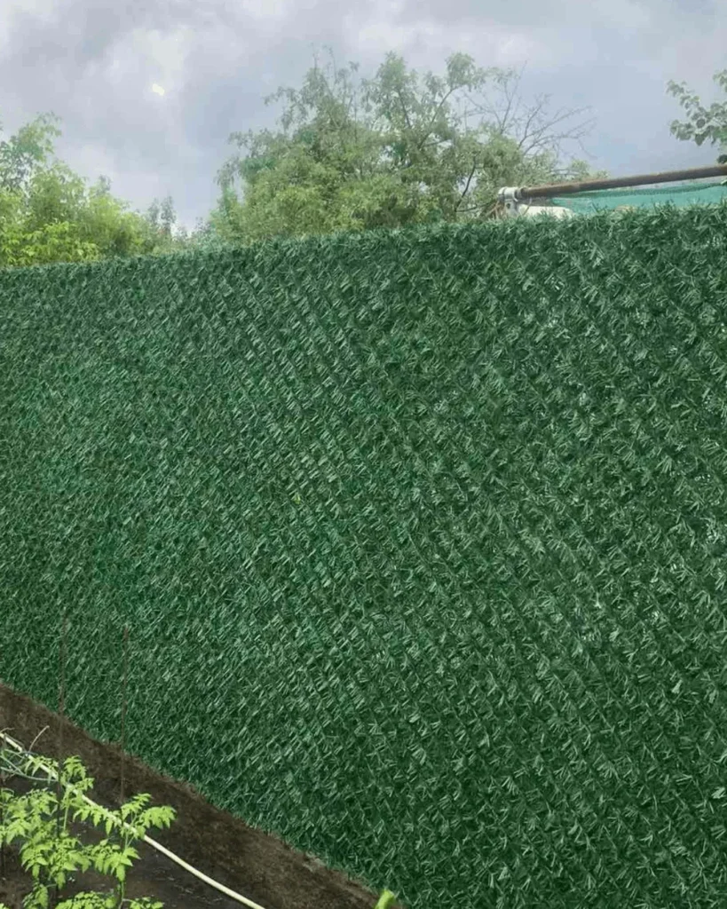 Темно зелений декоративний паркан зі штучної хвої на металевій сітці