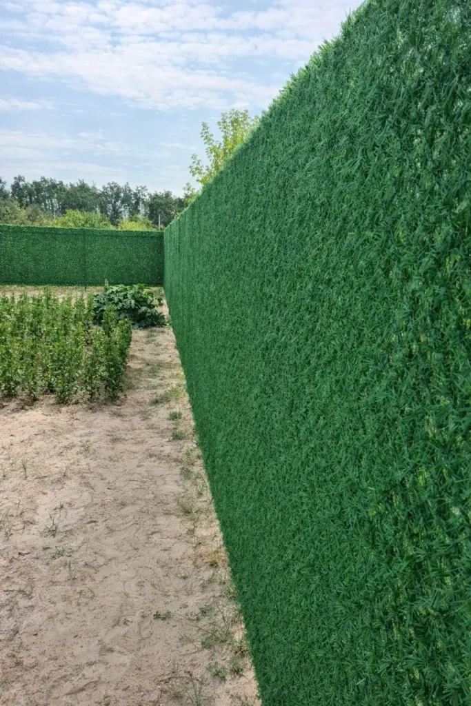 Світло-зелений декоративний паркан зі штучної трави висотою 2 метри