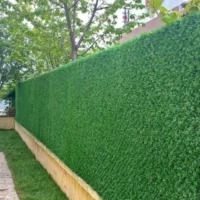 Зелений декоративний паркан біля приватного будинку