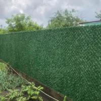 Зелений декоративний паркан на дачній ділянці