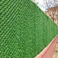 Зелений декоративний паркан на сітці рабиця