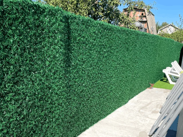 Зелений декоративний паркан зі штучної хвої на приватному подвір’ї