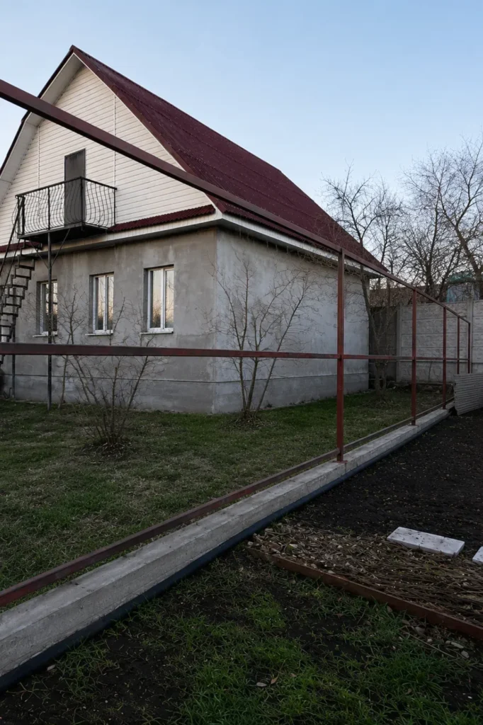 Монтаж каркасу для зеленої огорожі висотою 2 м та довжиною 24 м у Чернігові