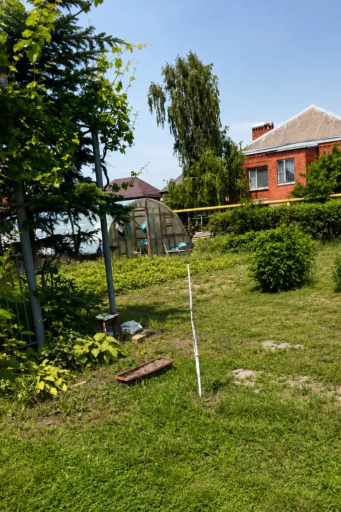 Ділянка перед монтажем сучасного зеленого паркану